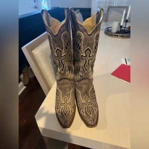 Coral cowgirl boots size 9. With cross and angel wings